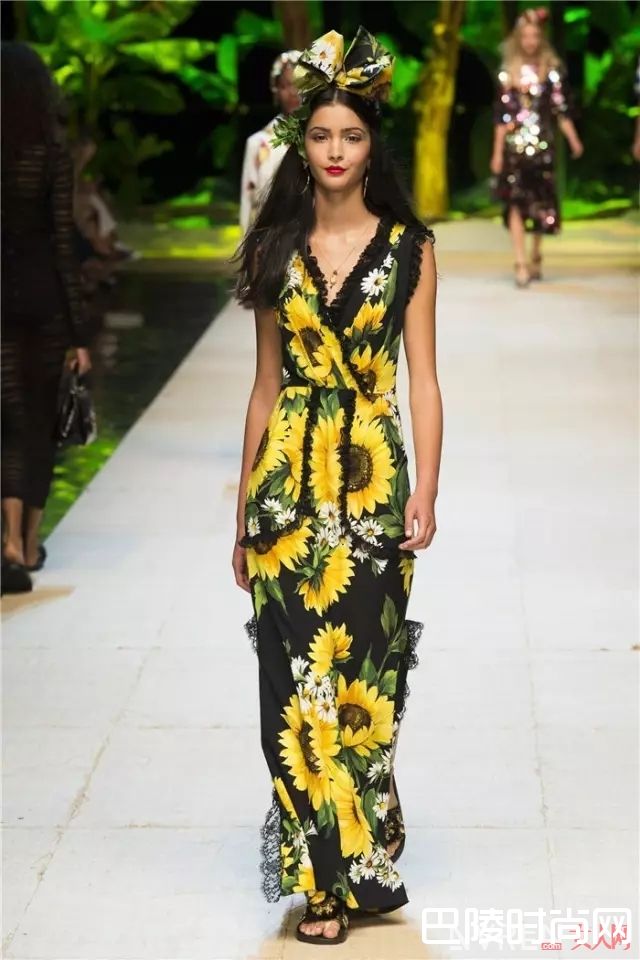 最流行的澡堂拖_2017最火的五双“丑鞋”，你穿了吗？