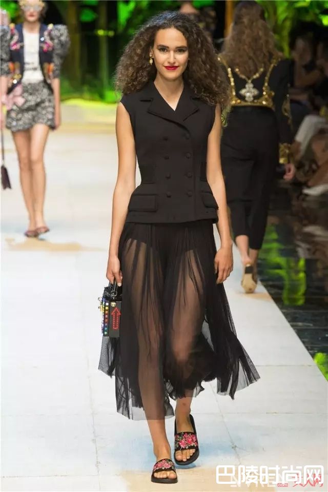 最流行的澡堂拖_2017最火的五双“丑鞋”，你穿了吗？