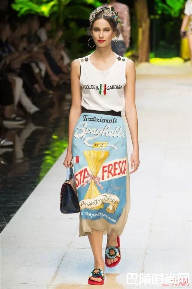 最流行的澡堂拖_2017最火的五双“丑鞋”，你穿了吗？