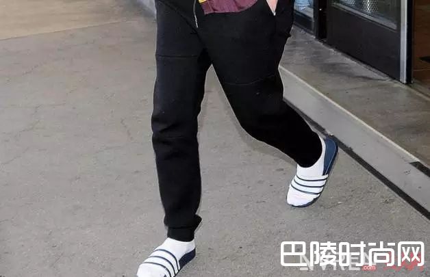 最流行的澡堂拖_2017最火的五双“丑鞋”，你穿了吗？