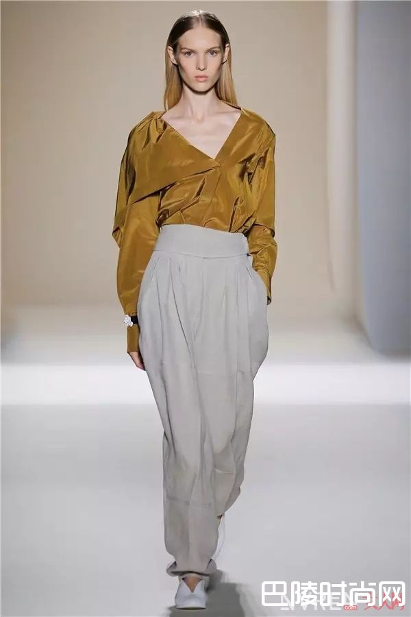 V口鞋的优点_2017最火的五双“丑鞋”，你穿了吗？