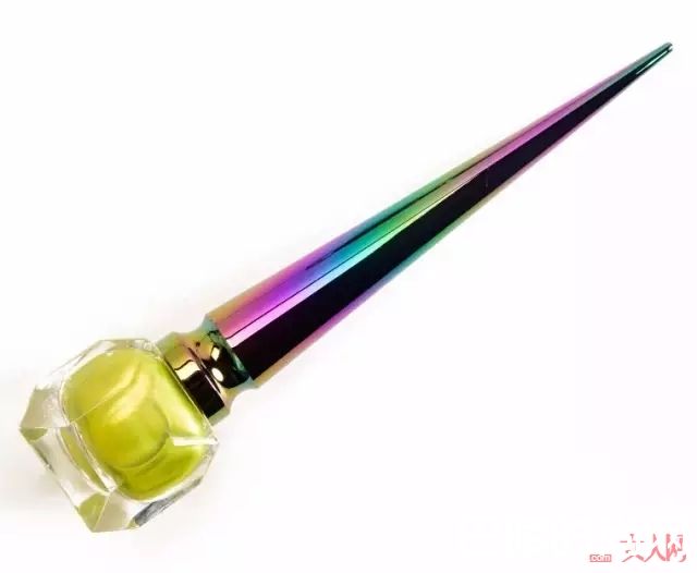 CL指甲油青柠绿试色_口红圈的超级贵妇，CL萝卜丁又出超美貌裸色系新品口红！