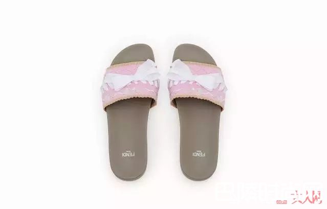 最流行的澡堂拖_2017最火的五双“丑鞋”，你穿了吗？