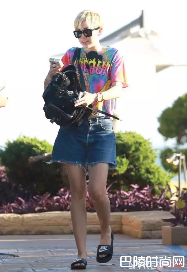 最流行的澡堂拖_2017最火的五双“丑鞋”，你穿了吗？