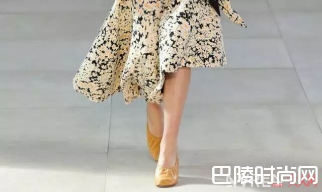 奶奶鞋是什么_2017最火的五双“丑鞋”,你穿了吗?