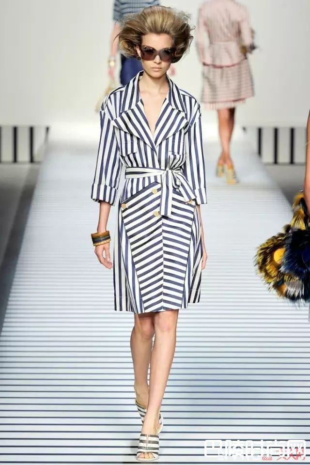 穆勒鞋是什么_2017最火的五双“丑鞋”，你穿了吗？