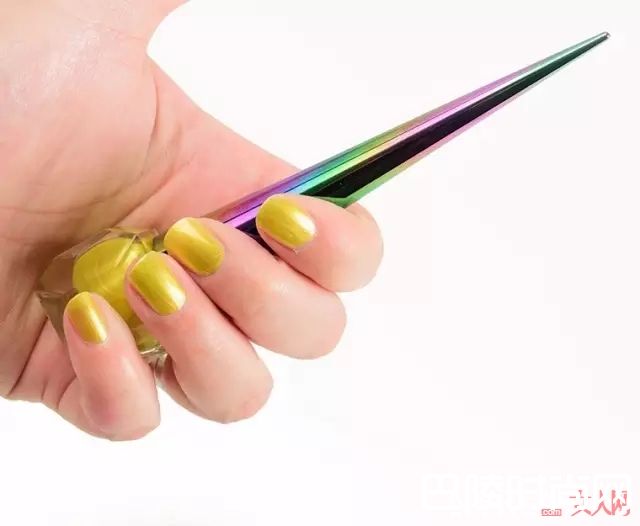 CL指甲油青柠绿试色_口红圈的超级贵妇，CL萝卜丁又出超美貌裸色系新品口红！