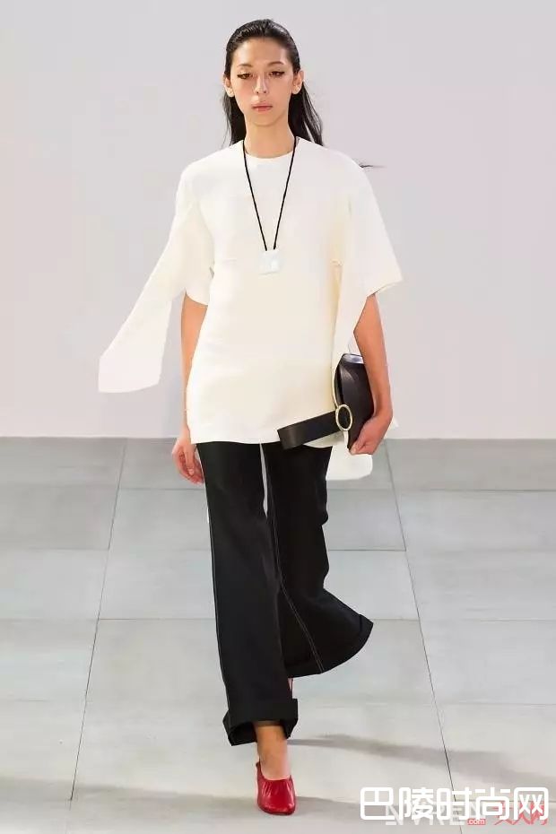 当下最流行的奶奶鞋_2017最火的五双“丑鞋”,你穿了吗?