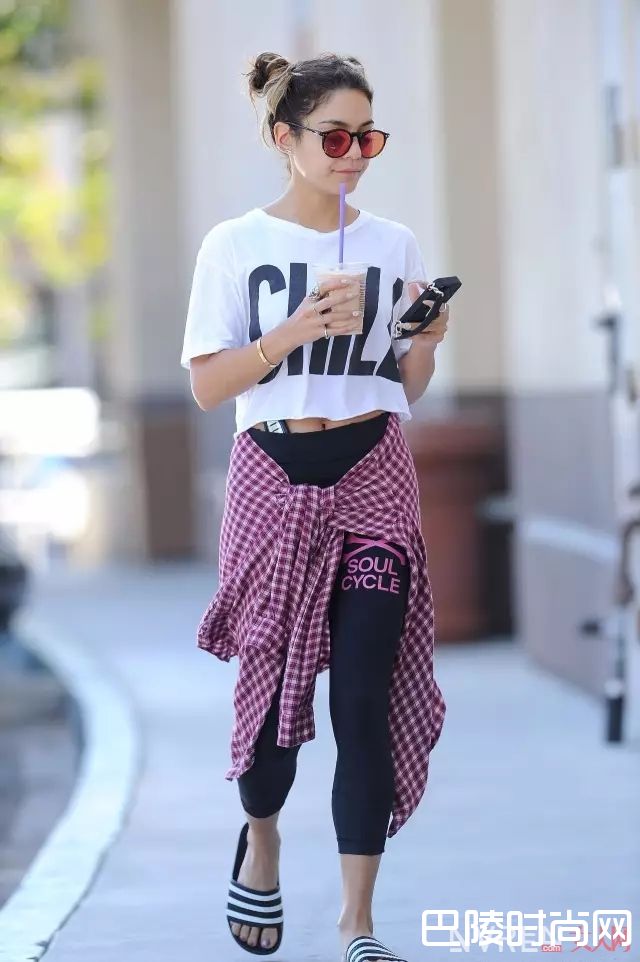 最流行的澡堂拖_2017最火的五双“丑鞋”，你穿了吗？