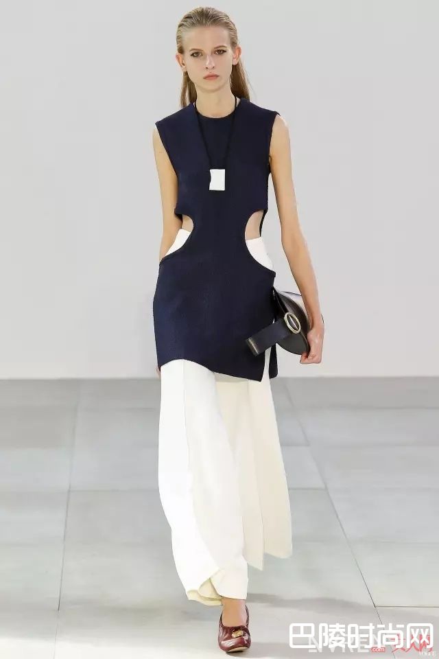 当下最流行的奶奶鞋_2017最火的五双“丑鞋”,你穿了吗?