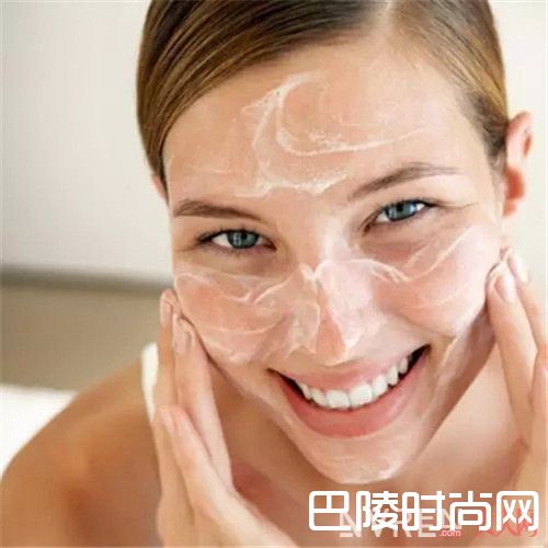 什么时候涂抹乳液对皮肤更好_女性化妆知识有哪些?这几个冷知识你知道吗?