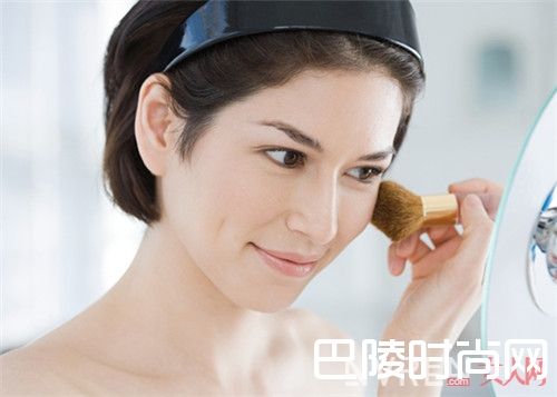 日常妆粉底是什么时候使用_女性化妆知识有哪些?这几个冷知识你知道吗?