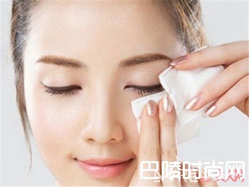 刷上睫毛膏可以让眼睛变大吗_女性化妆知识有哪些?这几个冷知识你知道吗?