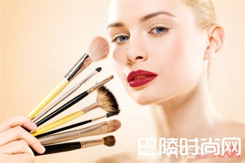 刷上睫毛膏可以让眼睛变大吗_女性化妆知识有哪些？这几个冷知识你知道吗?