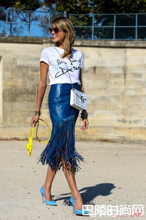 铅笔裙怎么搭配T恤随性自然_2017年春夏最潮搭:T恤+裙子潮流搭配法