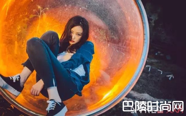 牛仔裤如何搭配_夏日裤装这样穿，你比这些明星更有范儿！