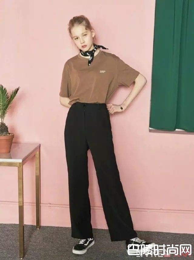 T恤牛仔裤的搭配_学生党活力穿搭 送给即将步入职场的你