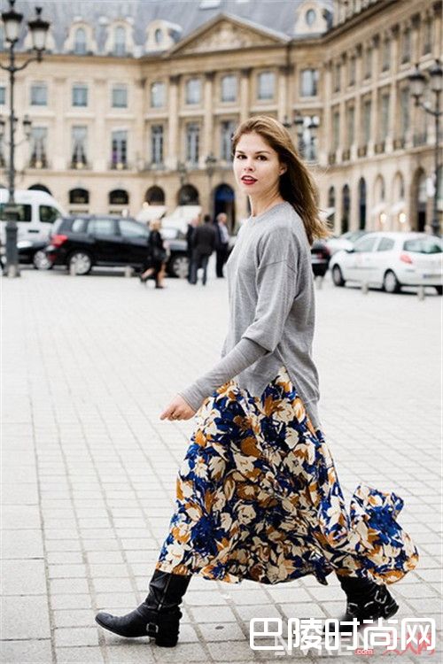 T恤＋印花裙怎么搭配潮流十足_2017年春夏最潮搭：T恤＋裙子潮流搭配法