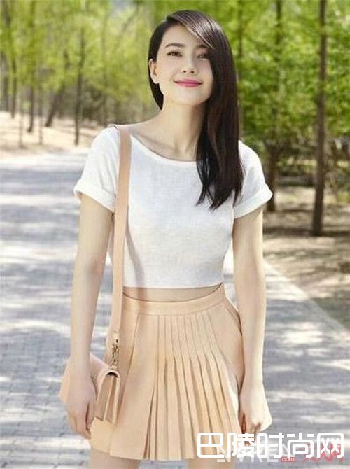 T恤怎么搭配百褶裙_2017年春夏最潮搭：T恤＋裙子潮流搭配法