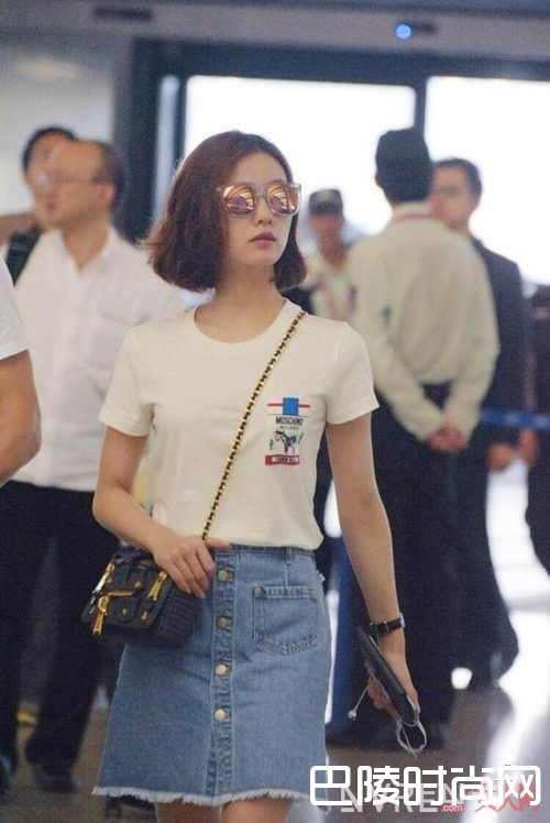 T恤＋A字短裙搭配可以减龄吗_2017年春夏最潮搭：T恤＋裙子潮流搭配法