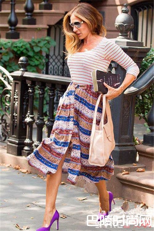 T恤＋迷笛裙怎么搭配时尚_2017年春夏最潮搭：T恤＋裙子潮流搭配法