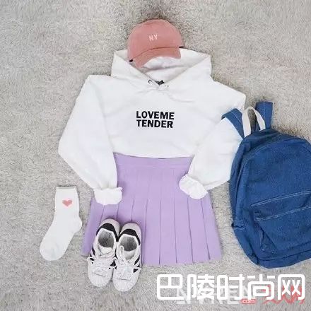 A字裙配卫衣_学生党活力穿搭 送给即将步入职场的你