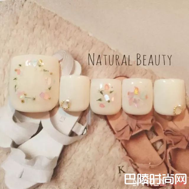 贝母玻璃纸美甲_没有美甲的夏天是不完整的 近百款流行美甲推荐