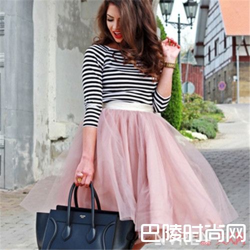 2017年最火搭配是T恤+仙女纱裙吗_2017年春夏最潮搭:T恤+裙子潮流搭配法