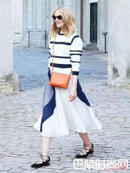 T恤怎么搭配百褶裙_2017年春夏最潮搭：T恤＋裙子潮流搭配法