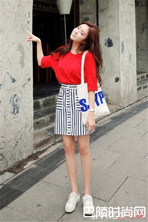 T恤搭配开衩款铅笔裙有质感吗_2017年春夏最潮搭:T恤+裙子潮流搭配法