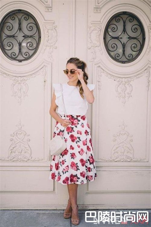 T恤＋迷笛裙怎么搭配时尚_2017年春夏最潮搭：T恤＋裙子潮流搭配法