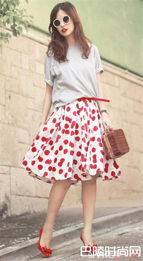 T恤＋印花裙怎么搭配潮流十足_2017年春夏最潮搭：T恤＋裙子潮流搭配法