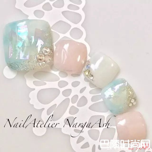 贝母玻璃纸美甲_没有美甲的夏天是不完整的 近百款流行美甲推荐