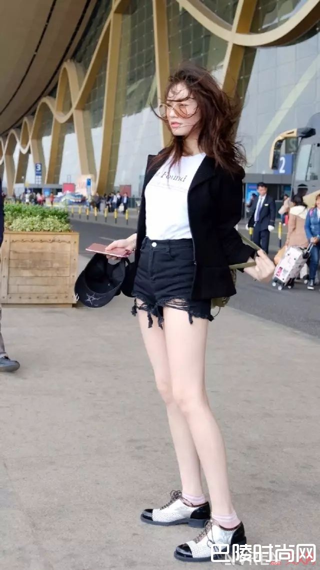 牛仔短裤和T恤怎么搭_夏日裤装这样穿,你比这些明星更有范儿!