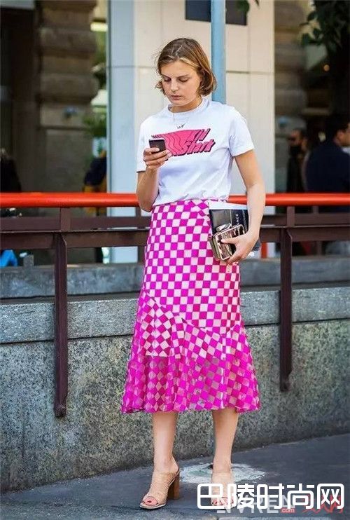 T恤＋印花裙怎么搭配潮流十足_2017年春夏最潮搭：T恤＋裙子潮流搭配法