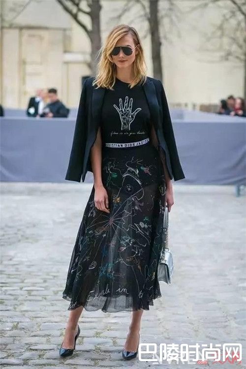 T恤＋A字短裙搭配可以减龄吗_2017年春夏最潮搭：T恤＋裙子潮流搭配法