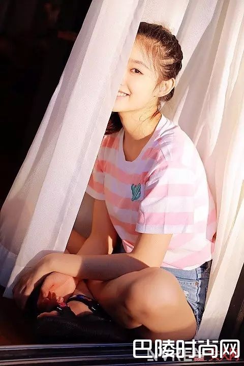 牛仔短裤和T恤怎么搭_夏日裤装这样穿,你比这些明星更有范儿!