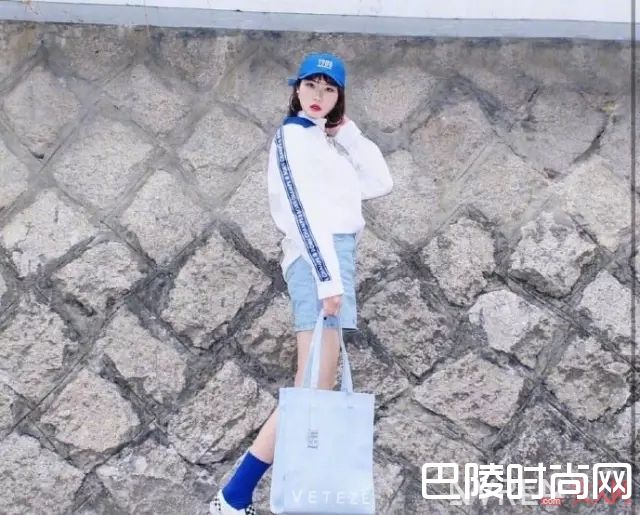 A字裙配卫衣_学生党活力穿搭 送给即将步入职场的你