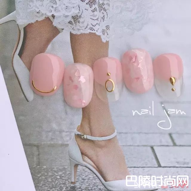 贝母玻璃纸美甲_没有美甲的夏天是不完整的 近百款流行美甲推荐