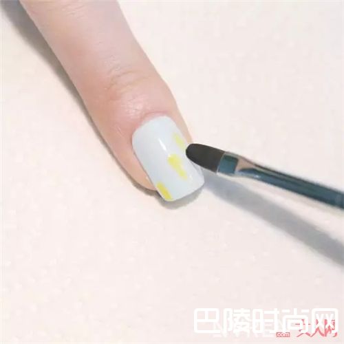 波普印花美甲怎么画?_将印花“穿”在指尖 让你的指尖Fashion有质感!