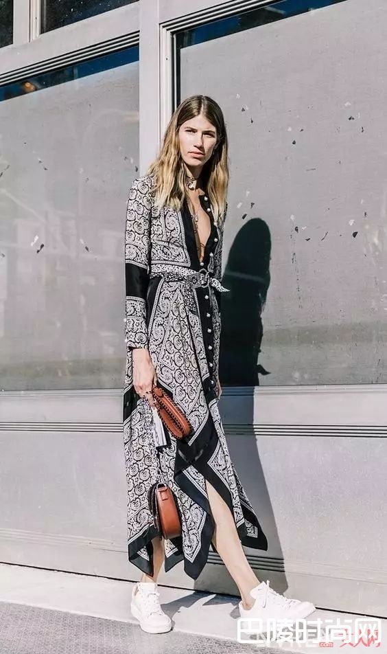 秀场上的运动鞋和裙子组合_运动鞋搭这几条裙子，就能让你的夏天美得不像话