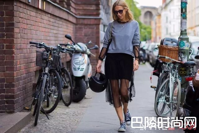 秀场上的运动鞋和裙子组合_运动鞋搭这几条裙子，就能让你的夏天美得不像话