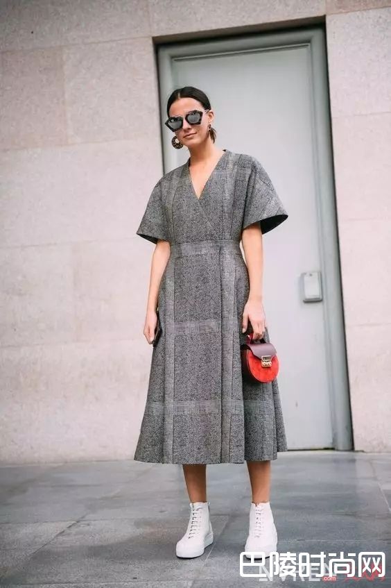 极简黑白风格怎么穿_运动鞋搭这几条裙子,就能让你的夏天美得不像话