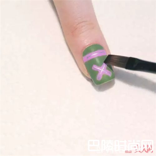 撞色军绿美甲怎么画？_将印花“穿”在指尖 让你的指尖Fashion有质感！