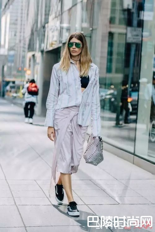 秀场上的运动鞋和裙子组合_运动鞋搭这几条裙子，就能让你的夏天美得不像话