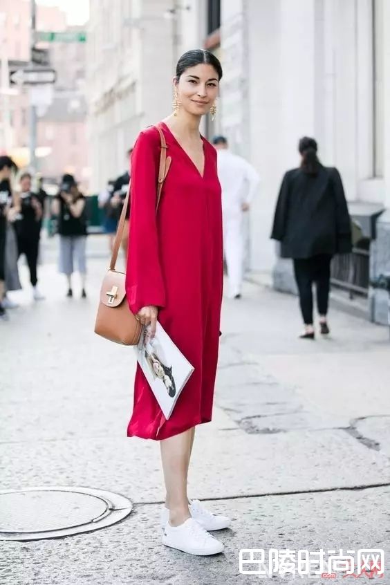 明艳亮色的夏季裙装_运动鞋搭这几条裙子,就能让你的夏天美得不像话