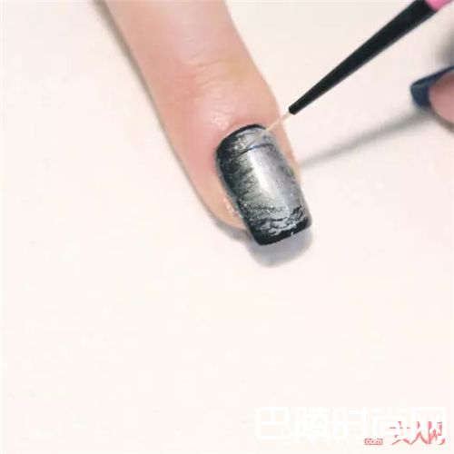 金属质感美甲怎么画？_将印花“穿”在指尖 让你的指尖Fashion有质感！