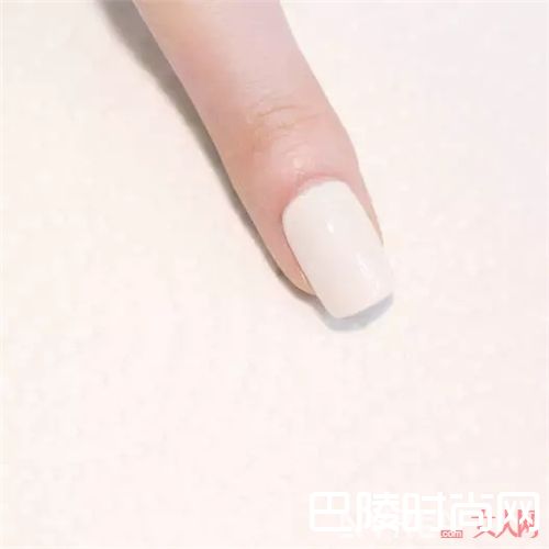 马卡龙条纹美甲怎么画？_将印花“穿”在指尖 让你的指尖Fashion有质感！