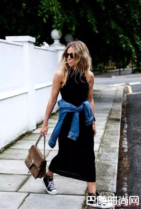 秀场上的运动鞋和裙子组合_运动鞋搭这几条裙子，就能让你的夏天美得不像话