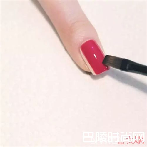 光泽混搭美甲怎么画？_将印花“穿”在指尖 让你的指尖Fashion有质感！